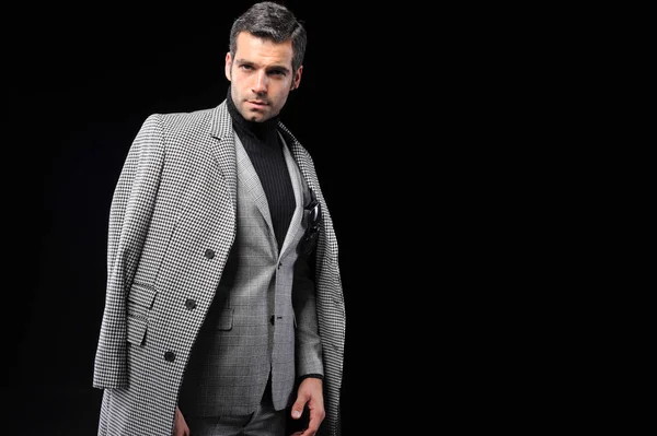Empresário posando com terno cinza — Fotografia de Stock