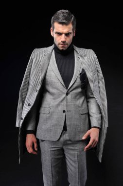 gri takım elbise ile poz işadamı