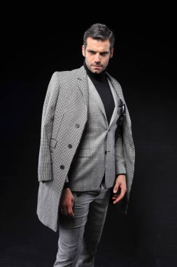 gri takım elbise ile poz işadamı
