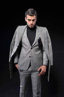 gri takım elbise ile poz işadamı