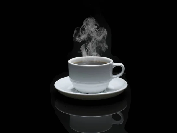 Ζεστό ρόφημα καφέ σε μαύρο φόντο — Φωτογραφία Αρχείου