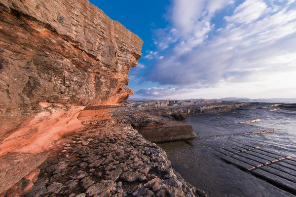 Longa exposição em rochas e mar — Fotografia de Stock
