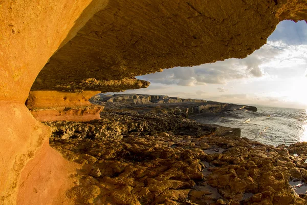 Longa exposição tiro em belas formas rochas e mar — Fotografia de Stock