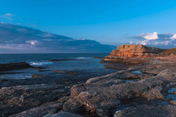 Longa exposição tiro em belas formas rochas e mar — Fotografia de Stock