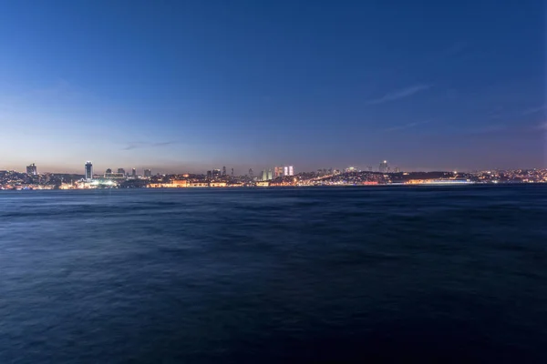 Bela vista do mar e ponte do Bósforo de Istambul — Fotografia de Stock