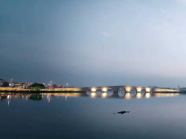 Puente Sultan Suleyman de Kanuni hecho por Mimar sinan en Estambul — Foto de Stock