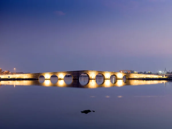 Puente Sultan Suleyman de Kanuni hecho por Mimar sinan en Estambul — Foto de Stock