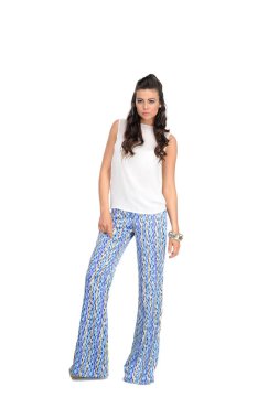 genç esmer manken izole arka plan üzerinde casual elbise