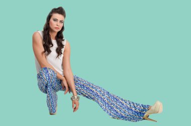 genç esmer manken izole arka plan üzerinde casual elbise