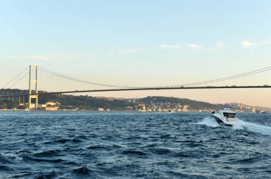 İstanbul Boğaz Turu günbatımı zamanı gemide tarafından
