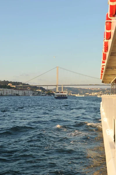 Krásný výhled na Istanbul Bosphorus při západu slunce — Stock fotografie