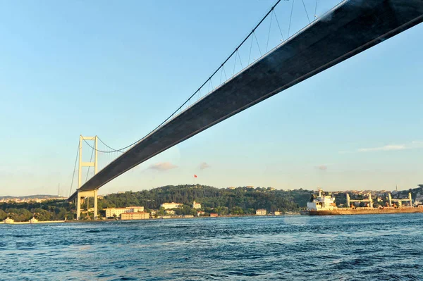 Schöner Blick auf den Bosporus von Istanbul bei Sonnenuntergang — Stockfoto