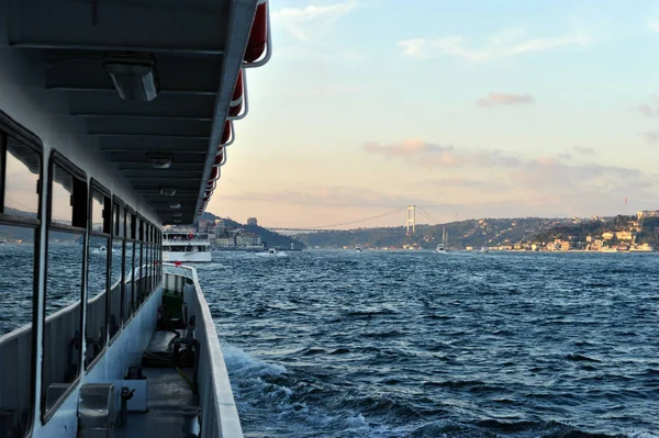 Istanbul Bosporus Tour mit dem Schiff bei Sonnenuntergang — Stockfoto