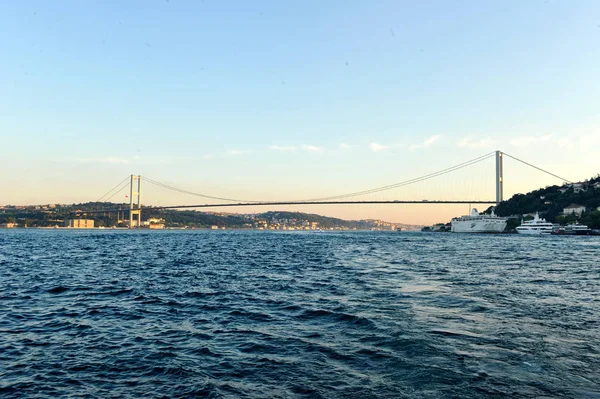 İstanbul Boğaz Turu günbatımı zamanı gemide tarafından — Stok fotoğraf