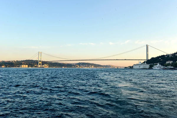 Tour del bosphorus in nave all'ora del tramonto — Foto Stock