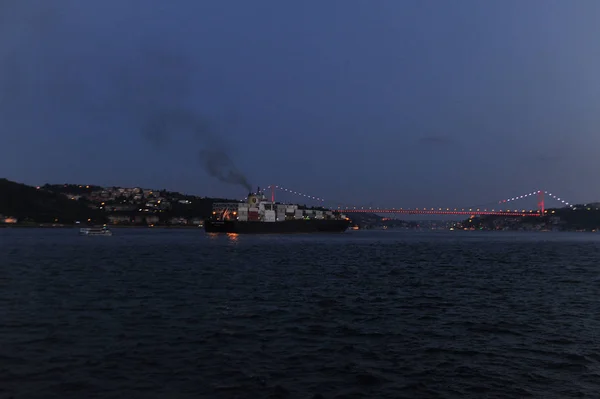 Istanbul Bosphore tour en bateau à l'heure du coucher du soleil — Photo