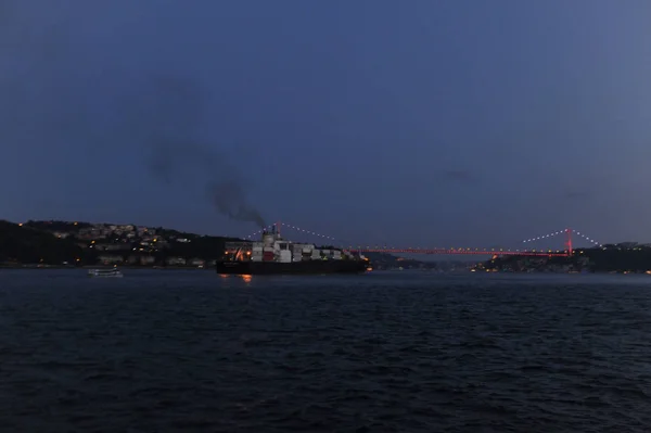 Istanbul Bosporus Tour mit dem Schiff bei Sonnenuntergang — Stockfoto