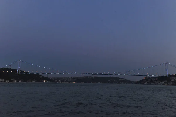 Istanbul Bosporus Tour mit dem Schiff bei Sonnenuntergang — Stockfoto