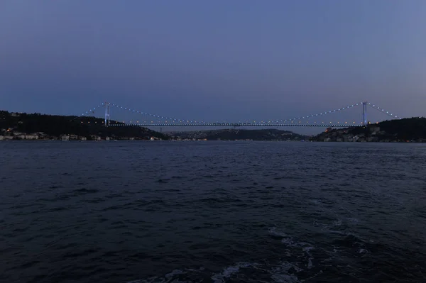 Κωνσταντινούπολη στο Βόσπορο περιήγηση με σκάφος στο ηλιοβασίλεμα — Φωτογραφία Αρχείου