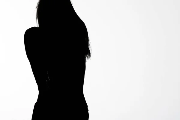 Lange haren silhouet van de vrouw op witte achtergrond — Stockfoto