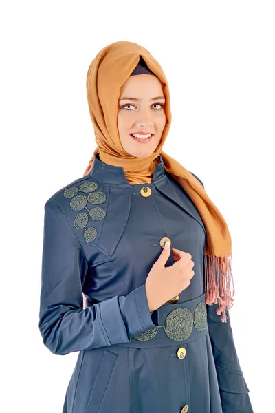 Piękna młoda kobieta muzułmańska w islamskich mody sukienka — Zdjęcie stockowe