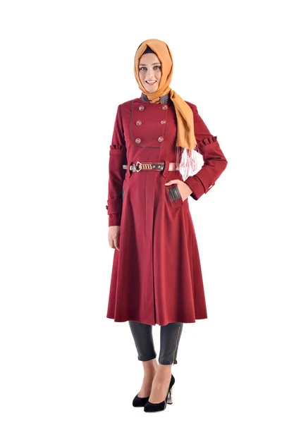 Mooie jonge moslimvrouw in islamitische mode jurk — Stockfoto