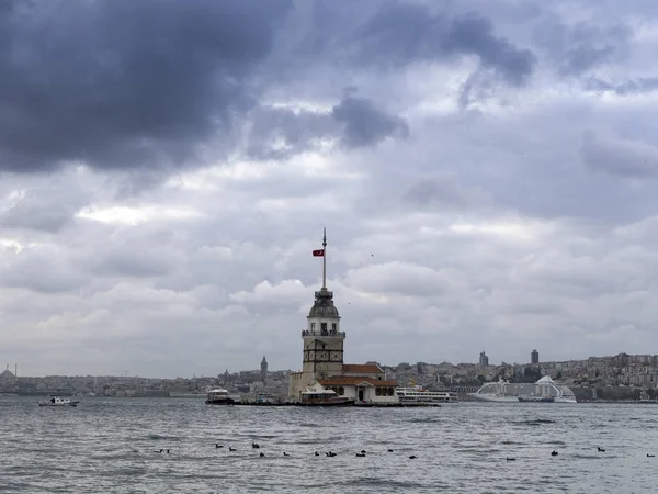 Kız Kulesi, iyi bilinen boğaz dönüm noktası. Istanbul - Türkiye. — Stok fotoğraf