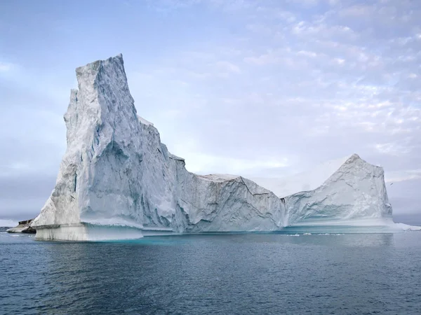 Enormes icebergs no oceano Ártico Groenlândia — Fotografia de Stock