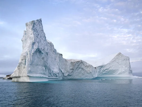 Énormes icebergs sur l'océan Arctique Groenland — Photo