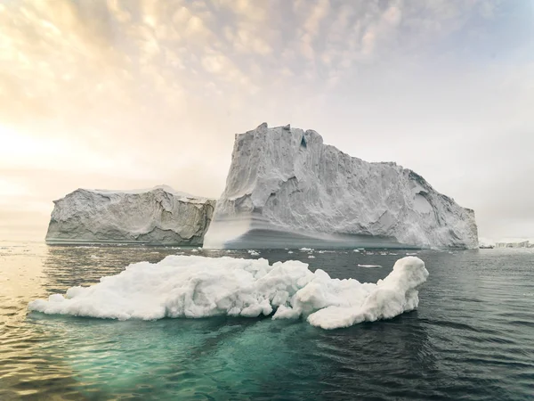 Icebergs árticos de barco . — Fotografia de Stock