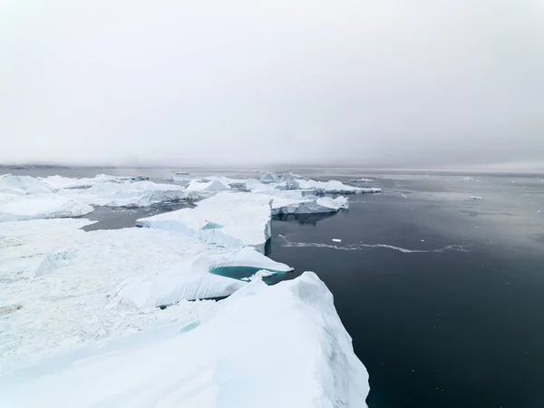 Icebergs no oceano Ártico na Groenlândia — Fotografia de Stock