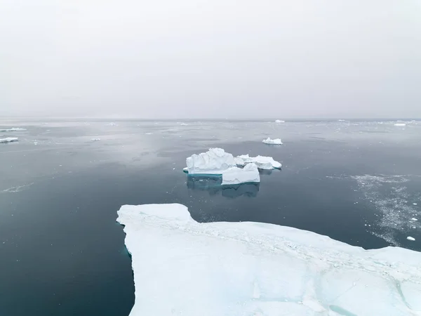 Jéghegyek a jeges Grönland — Stock Fotó