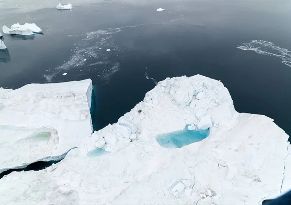 Παγόβουνα στο Αρκτικό Ωκεανό στη Γροιλανδία — Φωτογραφία Αρχείου