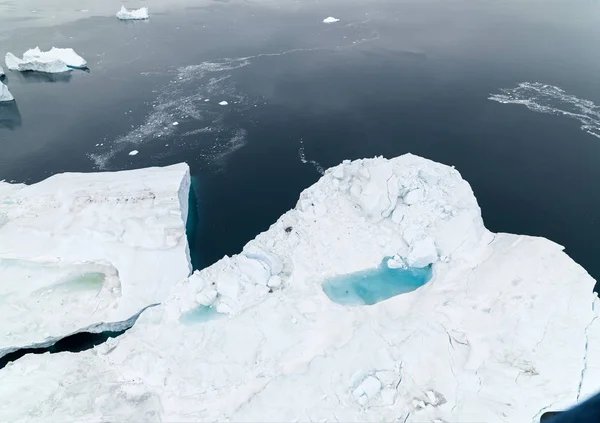 Icebergs en el océano Ártico en Groenlandia — Foto de Stock