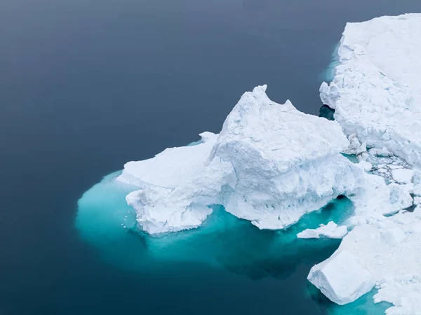 Icebergs en el océano Ártico en Groenlandia — Foto de Stock