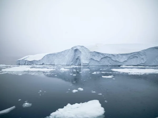 Ogromne lodowce z łodzi — Zdjęcie stockowe