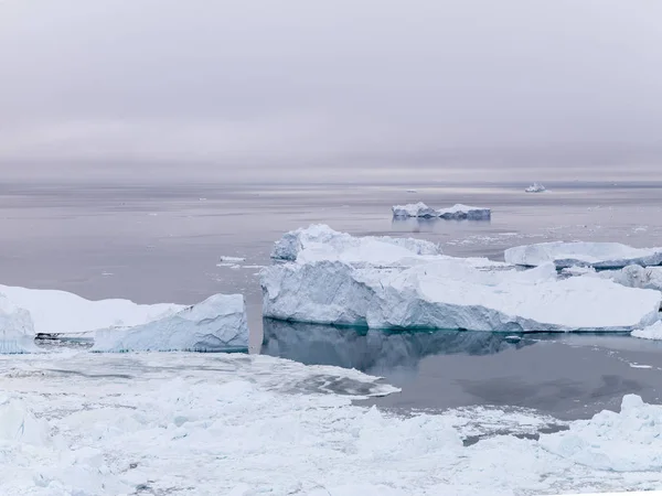 그린란드의 북극 바다에 빙산 — 스톡 사진