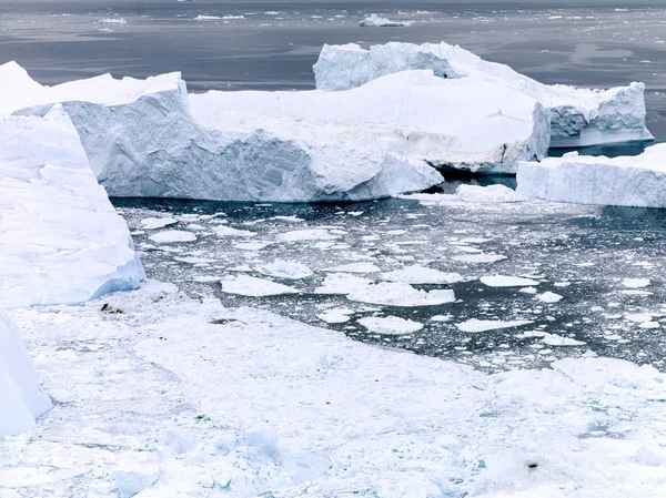 Icebergs sur l'océan Arctique au Groenland — Photo