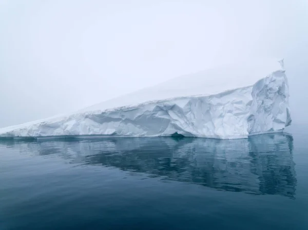 그린란드의 북극 바다에 거 대 한 빙산 — 스톡 사진