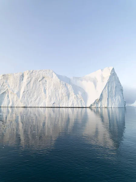 Enormes icebergs en el océano Ártico en Groenlandia — Foto de Stock