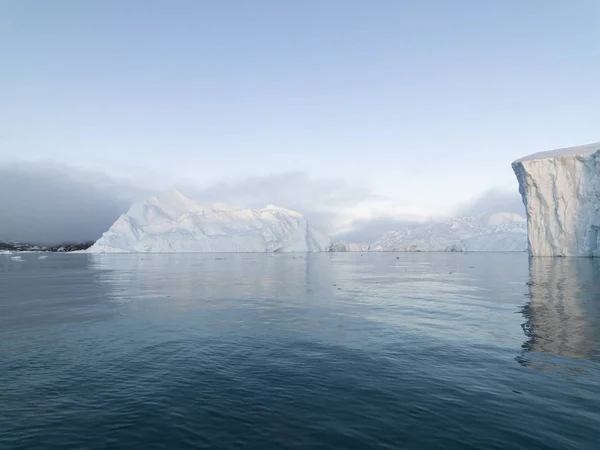Огромные айсберги на арктическом океане в Гренландии — стоковое фото