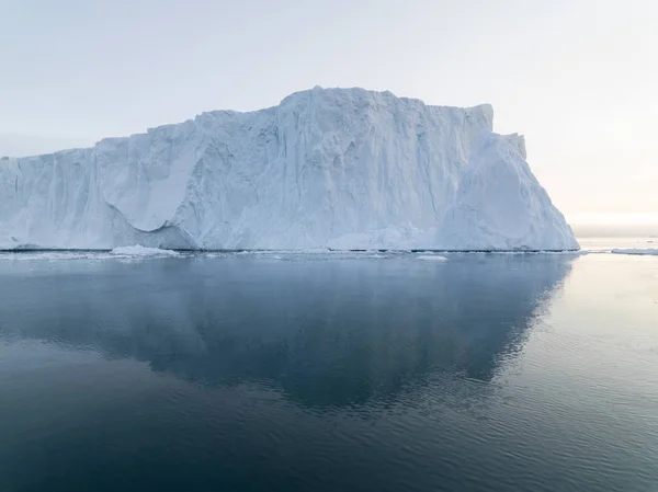 Enormes icebergs en el océano Ártico en Groenlandia —  Fotos de Stock