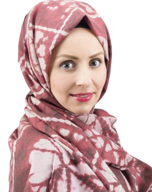 Müslüman kadının gülümseme ve kırmızı eşarp giyim