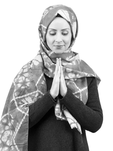 Religiosa jovem muçulmana orando sobre fundo branco — Fotografia de Stock