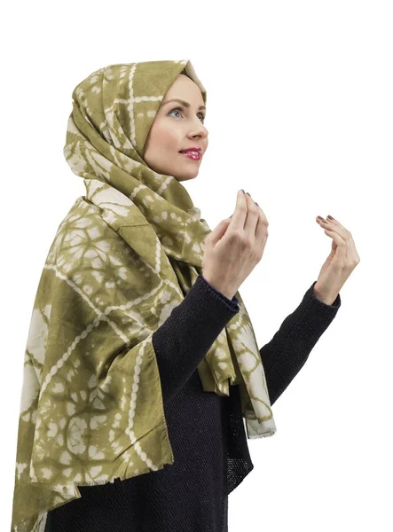 Religiösa unga muslimska kvinnan be över vit bakgrund — Stockfoto