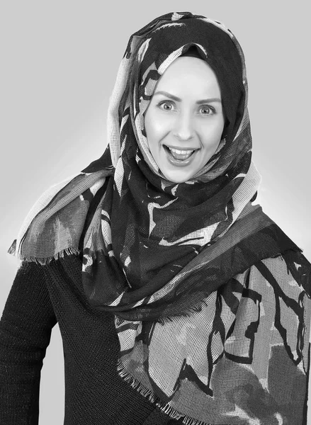 Glad ung muslimsk kvinna — Stockfoto