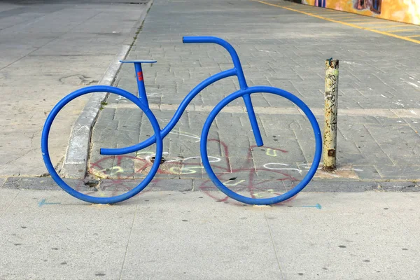 Eisernes Fahrrad-Symbol an der Straße — Stockfoto