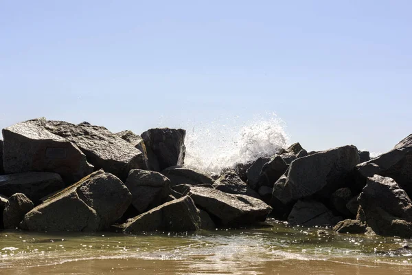 Длительная экспозиция на скалах на пляже — стоковое фото