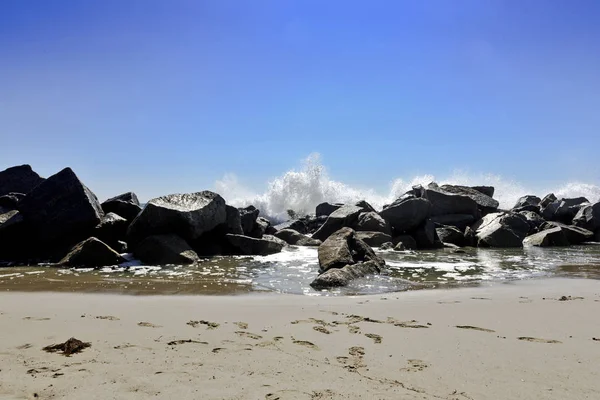 Lange belichtingstijd shot op venice beach met zee en rotsen — Stockfoto