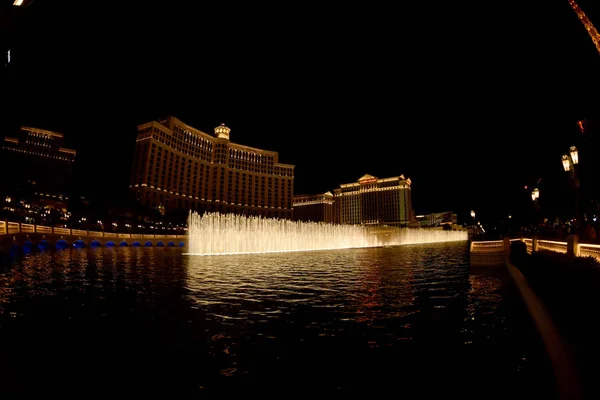 Fountains at Bellagio Hotel Casino in Las Vegas, NV, USA. April 2016. — Stock Photo, Image